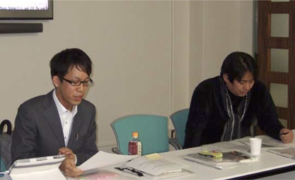 写真１：報告を行う福冨渉氏とコメンテイターの平松秀樹氏